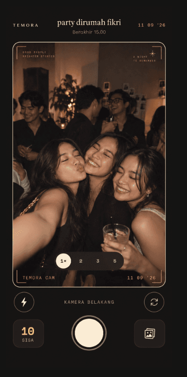 Tampilan kamera tamu TEMORA dengan frame event dan kontrol foto
